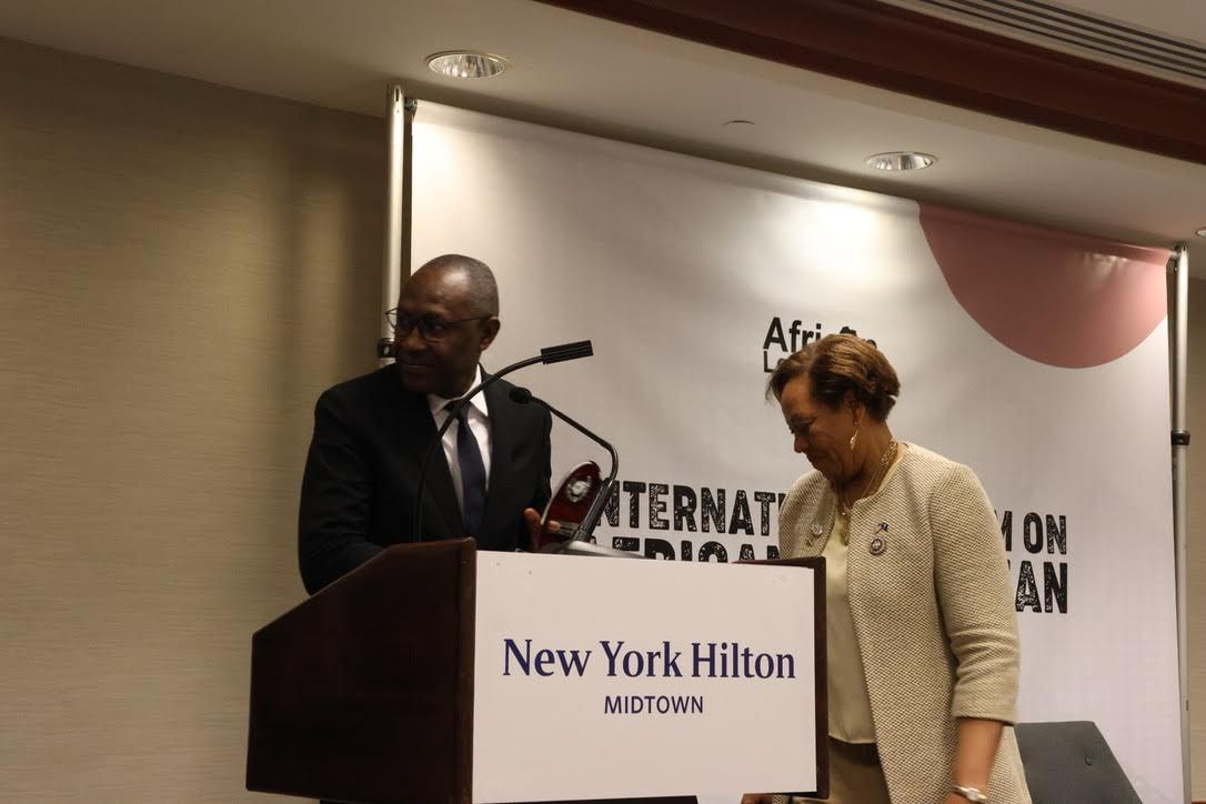 PCA do INSS distinguido com o Prêmio Comenda Especial de Liderança Africana.