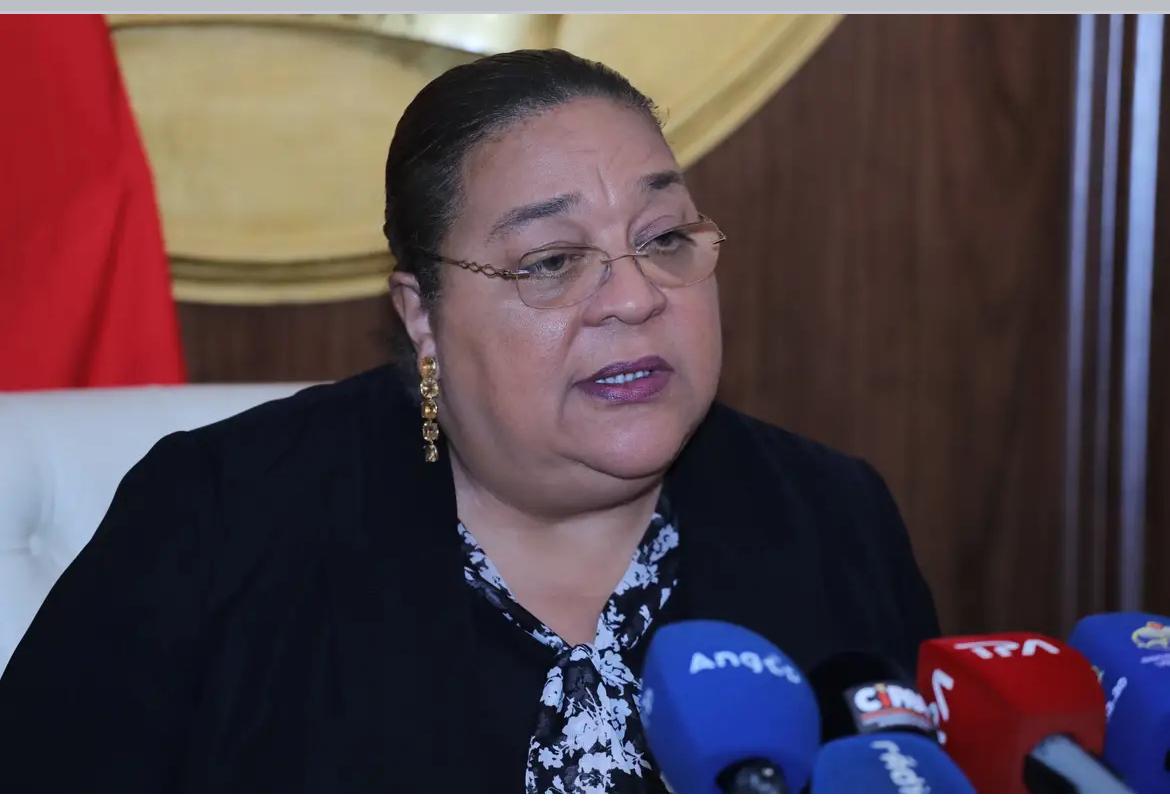 Ministra Teresa Dias anuncia projecto de emprego que vai beneficiar mais de 500 mil jovens