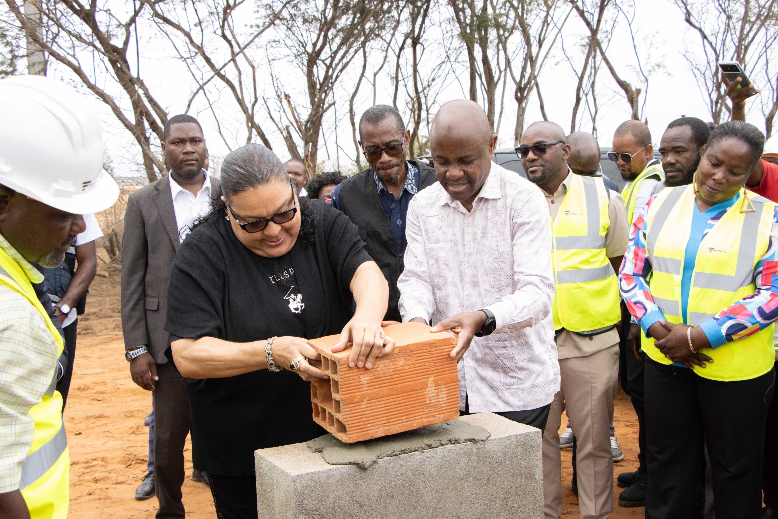 Ministra lança primeira pedra que dá início a construção do centro de formação profissional do Ramiros
