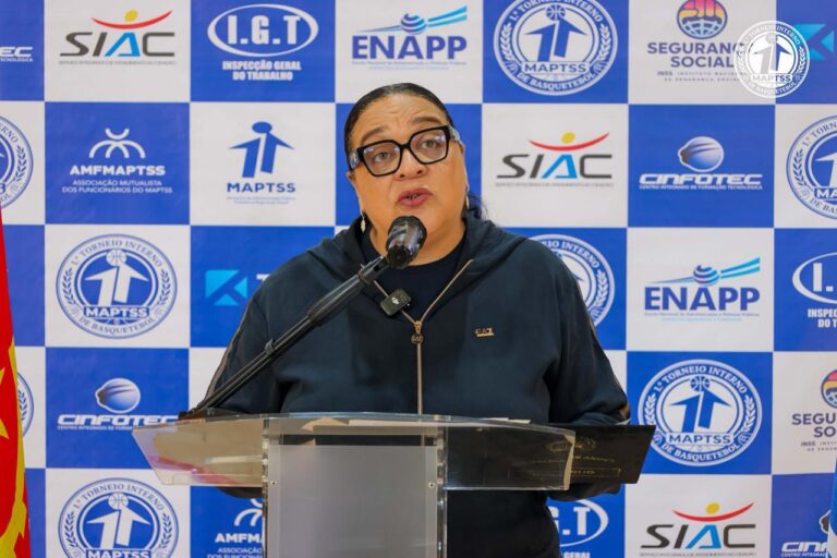 Intervenção ao púlpito em frente ao painel com os logótipos das equipas participantes